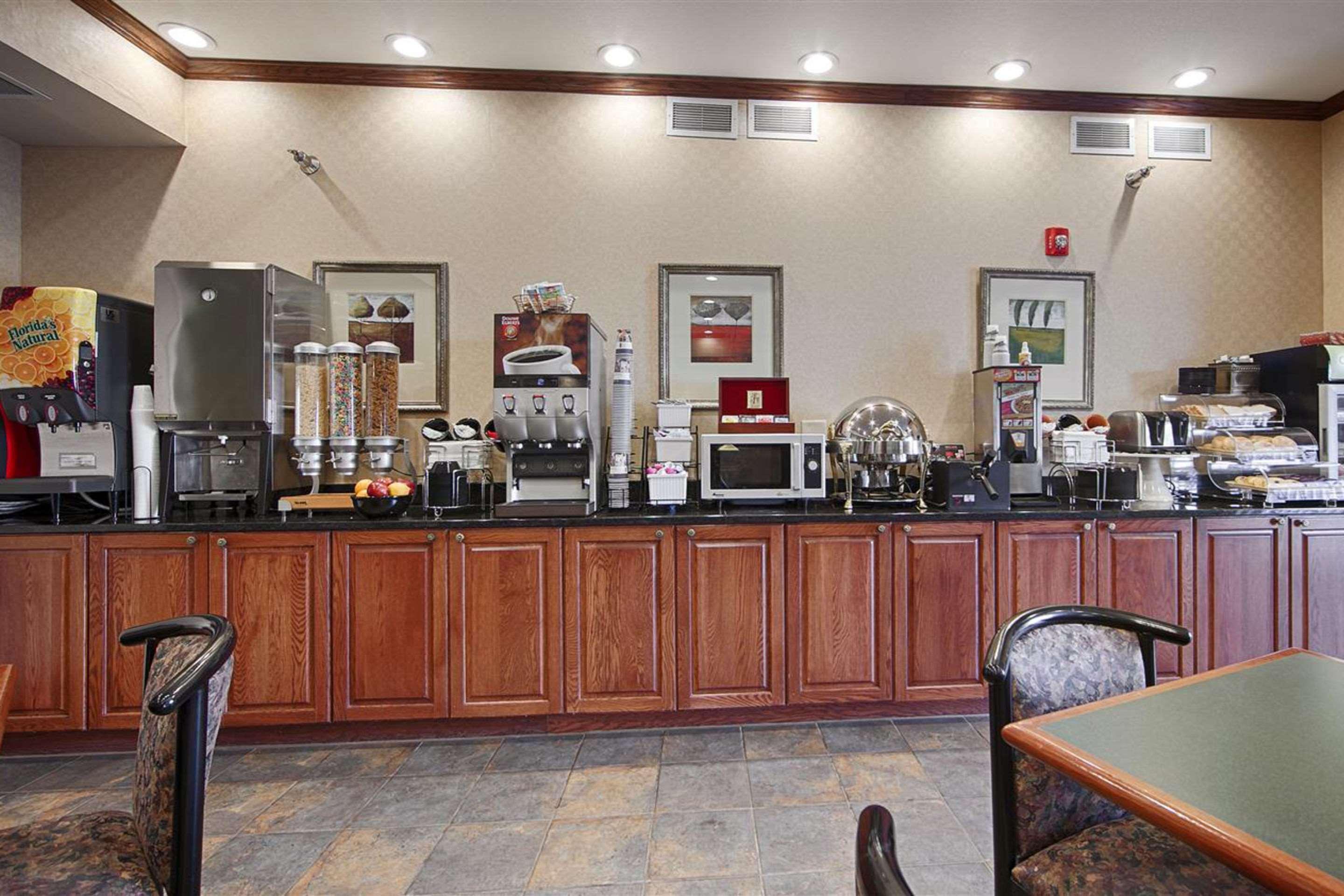 Heritage Hotel And Suites Dickinson Bagian luar foto