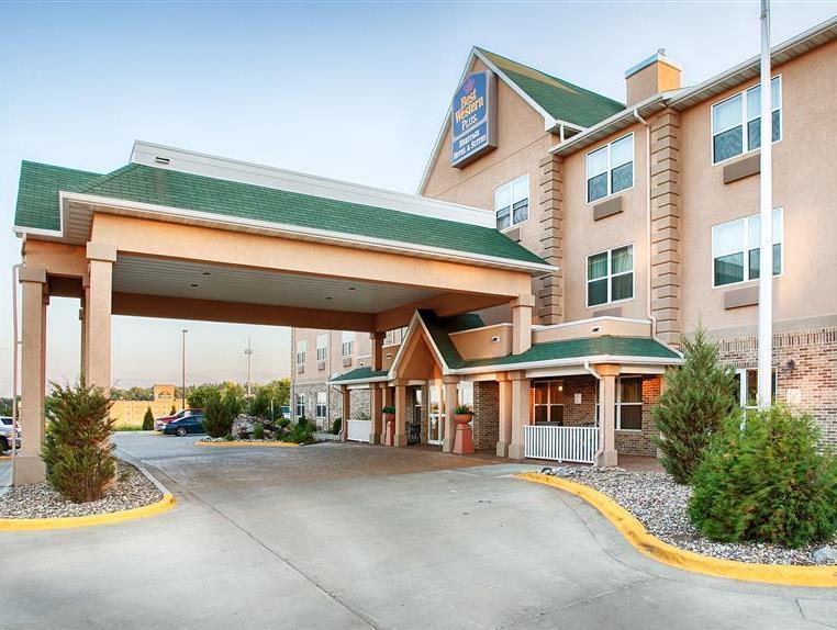 Heritage Hotel And Suites Dickinson Bagian luar foto